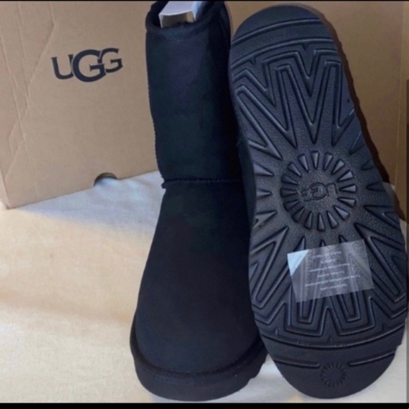 - UGG CLASSIC SHORT - Picture 4 of 5